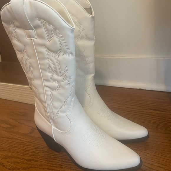 Princess Polly size 5 white cowboy boots never worn - Picture 2 of 3
